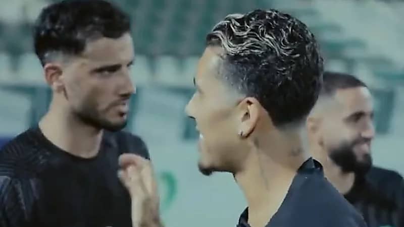 فيرمينو القادم من ليفربول للأهلي يصافح السومة بابتسامة والأخير لم يبتسم له .. فيديو