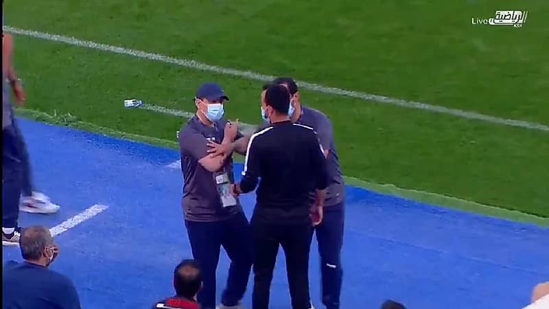 بالفيديو.. غضب دكة الباطن بعد انقطاع تقنية الـVAR