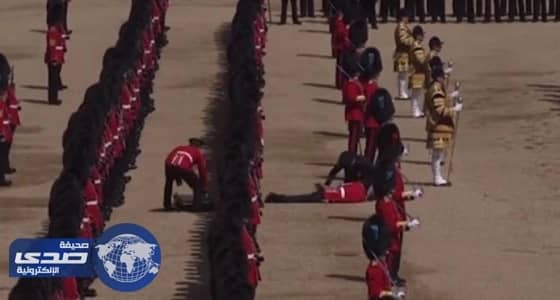 بالفيديو.. سقوط 5 من حراس الملكة إليزابيث في عيد ميلادها