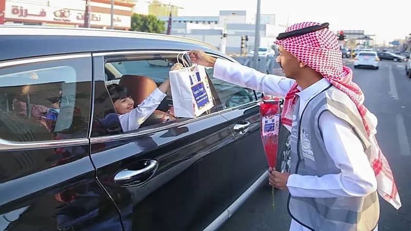استقبال الطلاب بالهدايا والورود في أول أيام الدراسة بالطائف .. صور