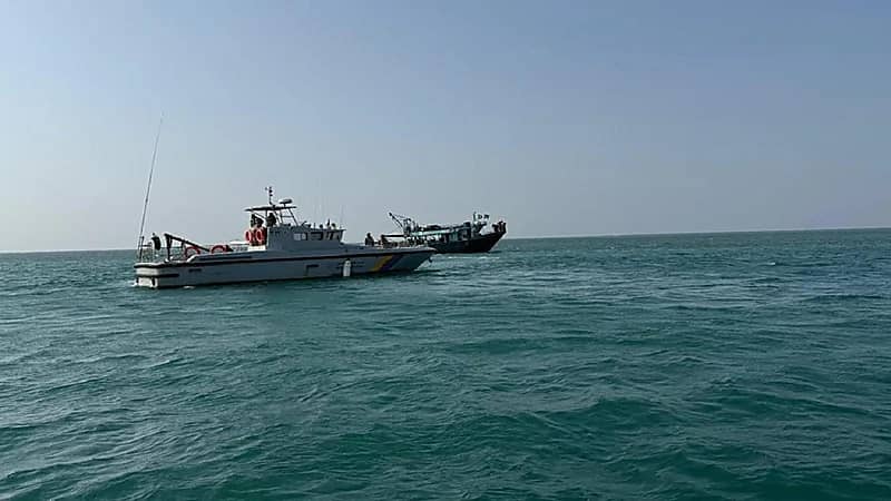 إنقاذ 5 مقيمين بعد جنوح واسطتهم البحرية في عرض البحر
