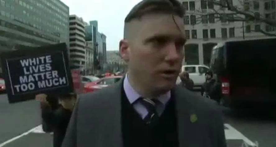 بالفيديو .. أمريكي غاضب يوجه لكمة قوية لـ نازي مؤيد لترامب