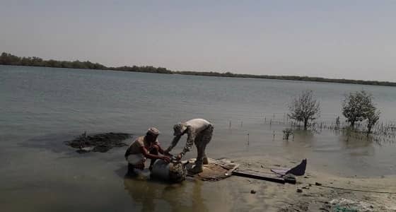 بالصور.. العثور على ألغام حوثية قبالة سواحل ميدي