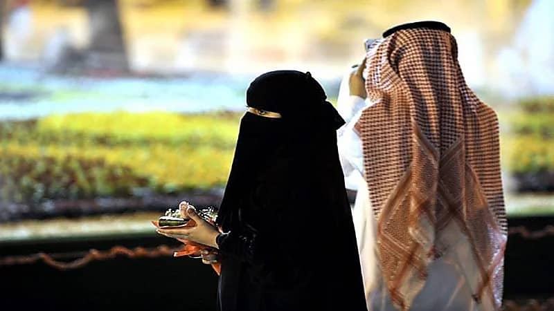 مستشار أسري يوضح سر تعامل الزوج بقسوة مع زوجته وتقصيره في إعطاء حقوقها