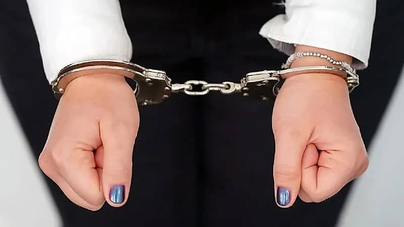 إيقاف ممثلة مشهورة بتهمة تعاطي مؤثرات عقلية بمطار الكويت