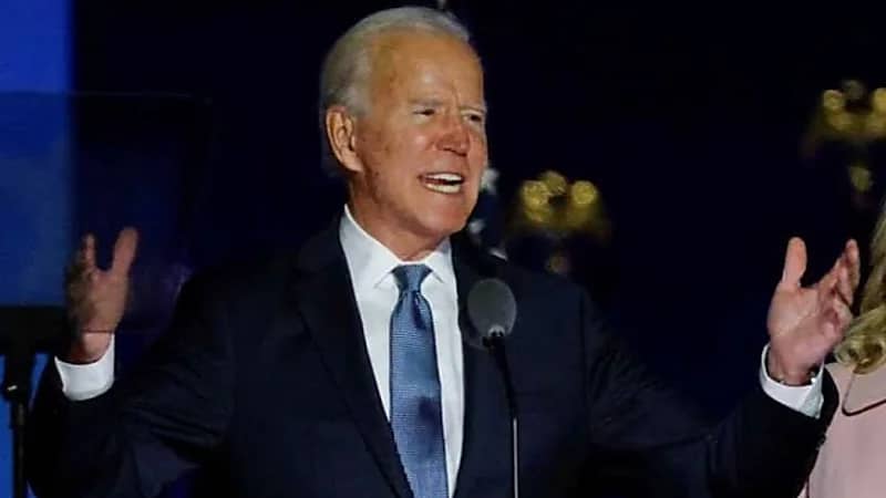 بالفيديو.. أمريكي يقطع خطاب بايدن ويتهمه بسرقة الانتخابات