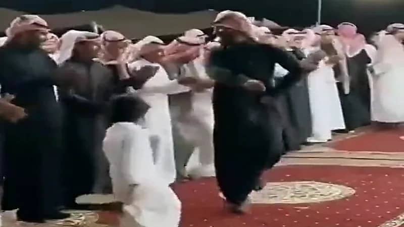 بالفيديو.. طفل يؤدي رقصة "الرفيحي" بمهارة عالية