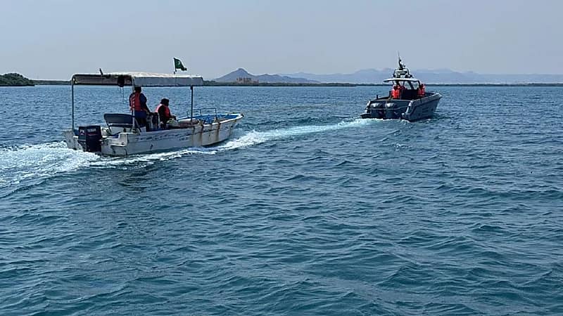 إنقاذ مواطنين تعطلت واسطتهما البحرية في عرض البحر