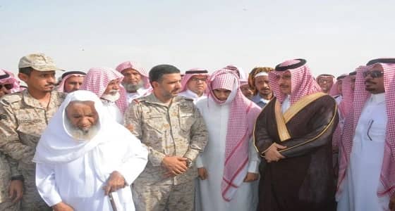 بالصور.. محافظ صامطة ينقل تعازي القيادة لأسرة الشهيد الحمدي