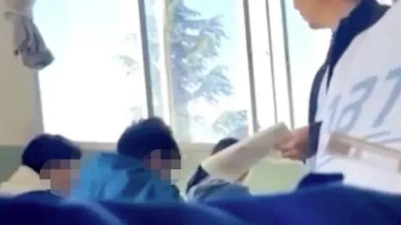 شاهد.. معلم يسحل طالب في الفصل