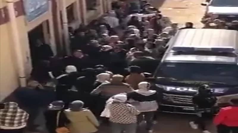 شاهد.. لحظة القبض على والد طالب اعتدى بالضرب على معلمة منعته من الغش