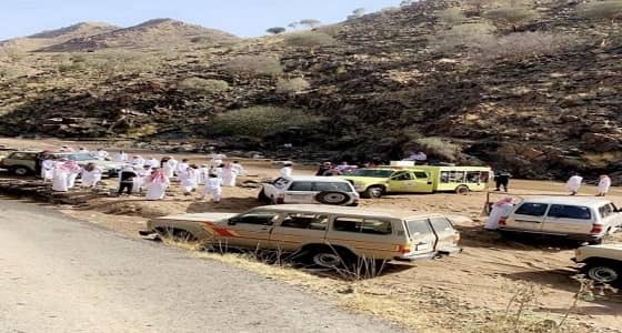بالصور.. فرق الإنقاذ تعثر على جثتي رجل وزوجته جرفت السيول مركبتهما بالطائف