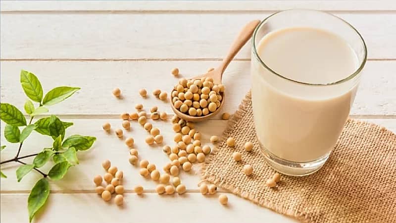 3 فئات عليها الحذر من مخاطر حليب الصويا