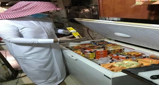 بالصور.. جولات تفتيشية على المحلات في رفحاء