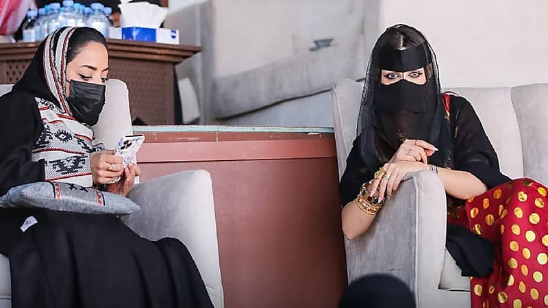 صور.. الحضور النسائي يخطف الأنظار في مهرجان الإبل