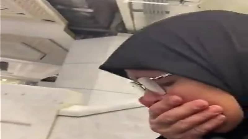 شاهد.. سيدة تدخل في نوبة بكاء عند رؤية الكعبة لأول مرة في حياتها