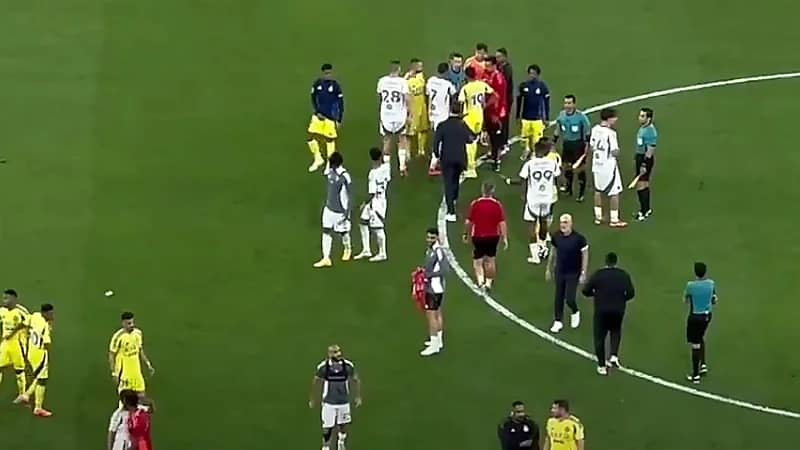 مشادة بين أوتافيو ولاعبي الأهلي .. فيديو