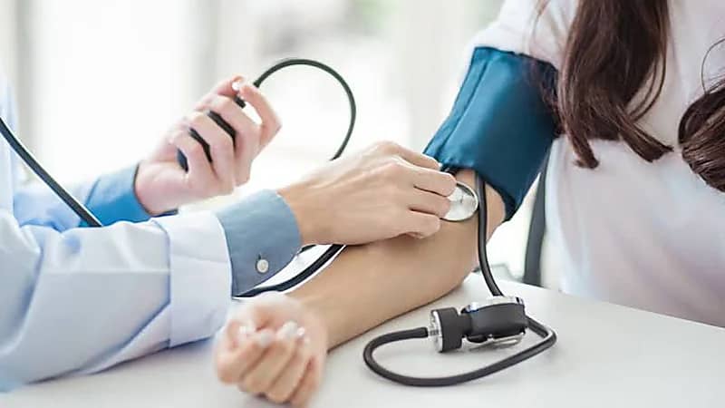 العتيبي يوضح الطريقة المثلى لاستخدام أجهزة ضغط فحص الدم المنزلية..  فيديو