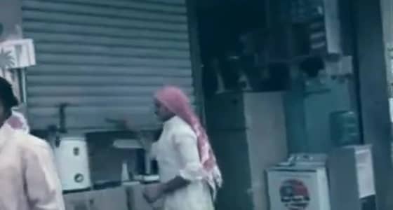 بالفيديو.. لحظة إغلاق المحلات التجارية وقت الصلاة قبل 40 عاما