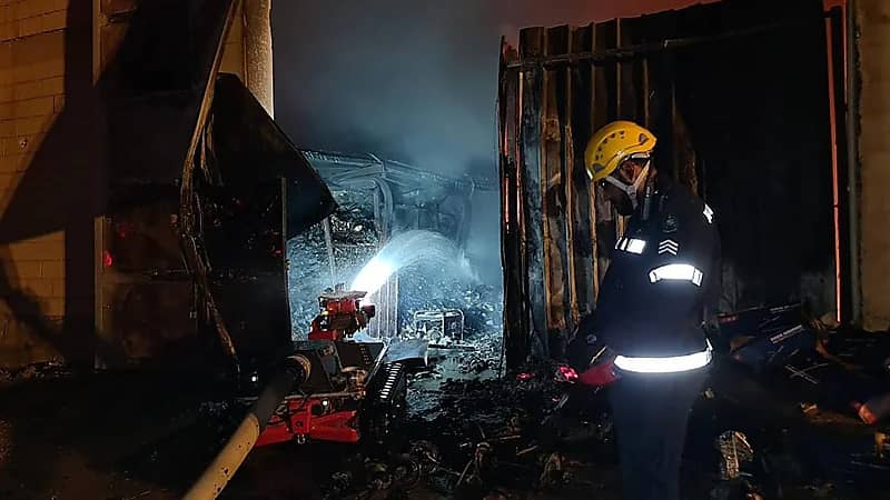 مدني الرياض يخمد حريقًا في أرض مسورة بحي المشاعل