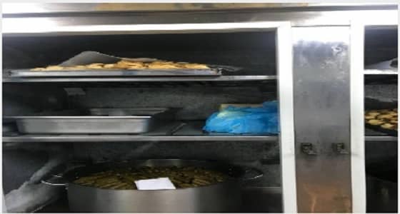 بالصور.. أمانة عسير تغلق مصنع حلويات مخالف