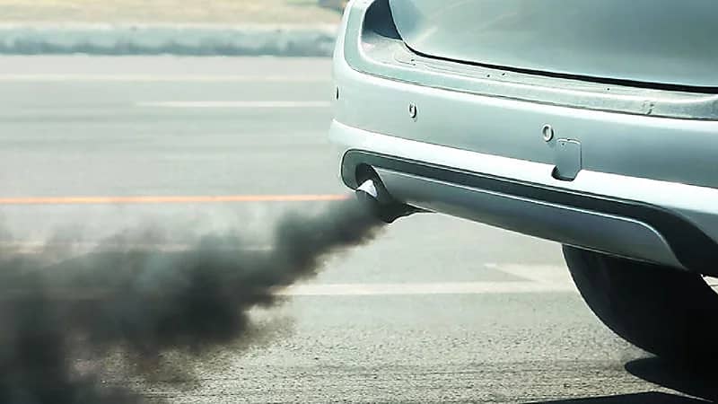 دراسة تكشف مخاطر غير متوقعة لعوادم السيارات على النساء