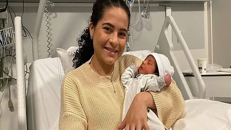 امرأة لم تعلم بحملها تلد طفلاً بشكل مفاجئ على متن طائرة