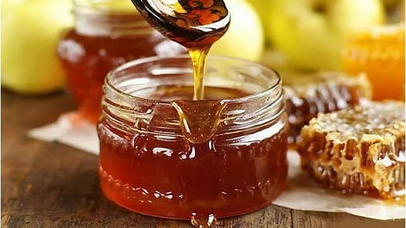 مختص يكشف فوائد صحية مذهلة لعسل السمرة