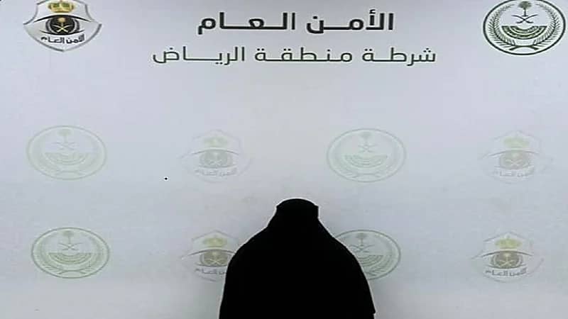 القبض على مخالفة لنشلها حقائب نسائية من مجمع تجاري بالرياض