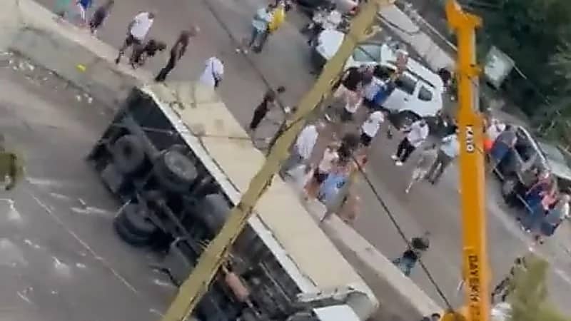 إنقلاب شاحنة تابعة لحزب الله الإرهابي في لبنان .. فيديو