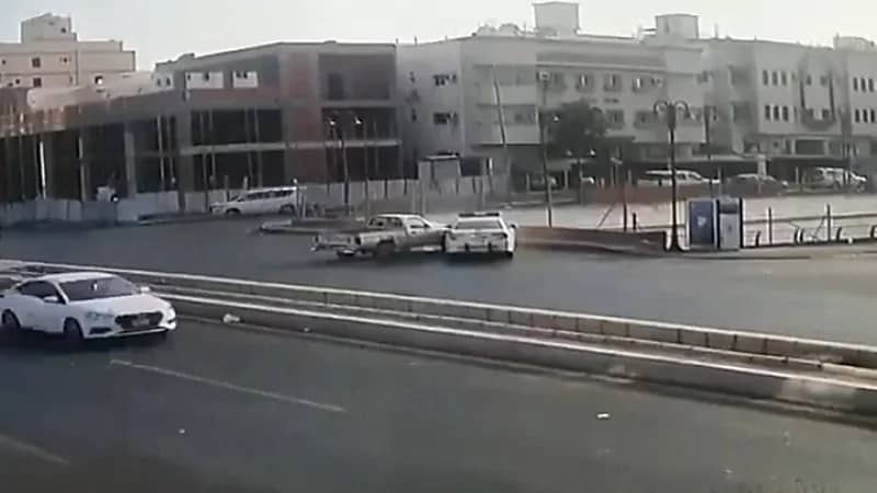 بالفيديو.. لحظة اصطدام سيارة بدورية مرور في جدة