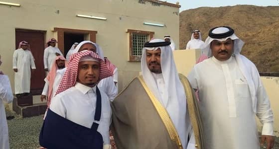 بالصور.. محافظ غامد الزناد يزور منزل البطل " الغامدي "