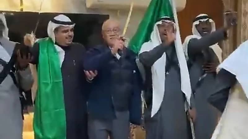 بالفيديو.. سفير ‎اليابان لدى ‎المملكة ⁦‎يشارك في أداء "العرضة" أثناء زيارته لـ حائل