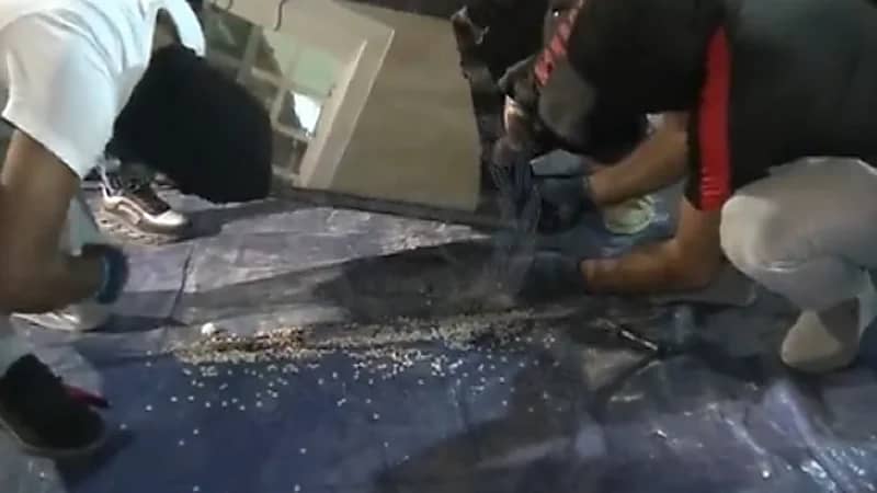 بالفيديو.. إحباط تهريب مليون و800 قرص كبتاجون في لوائح زجاجية