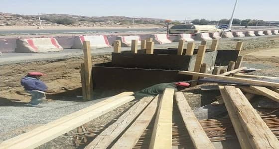 بالصور.. بدء تنفيذ مشروع لتصريف مياه الأمطار بطول 1350م في الطائف