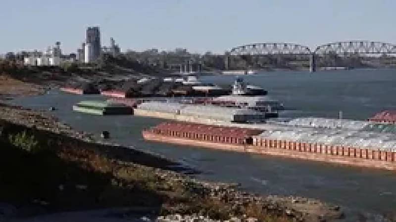 غرق جزئي لبارجة أمريكية محملة بـ 1.4 ألف طن مواد سامة في نهر أوهايو