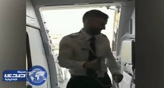 بالفيديو.. طيار يفاجئ والديه على متن طائرة يقودها لأول مرة