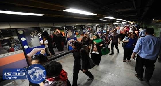 مصرية تلد في مترو الأنفاق والسيدات يطالبونها أن تطلق عليه اسم " صلاح "