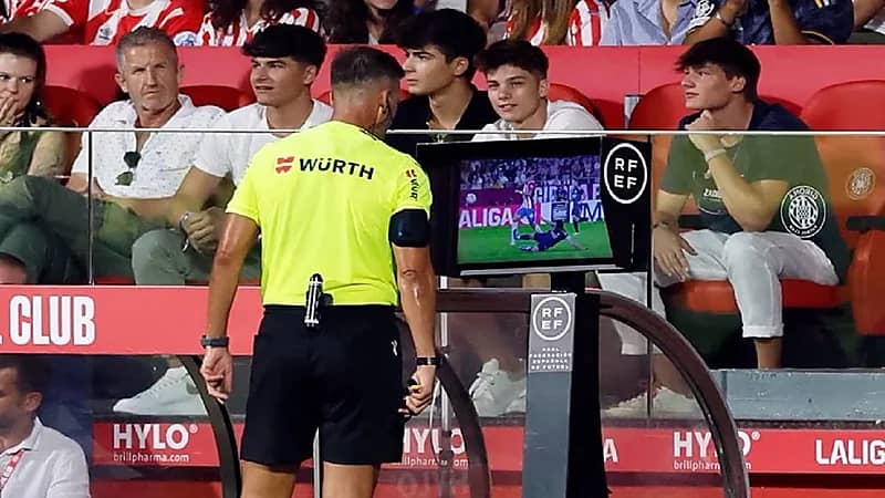 حكام إسبانيا يقترحون شرح قرارات الـVAR للجماهير