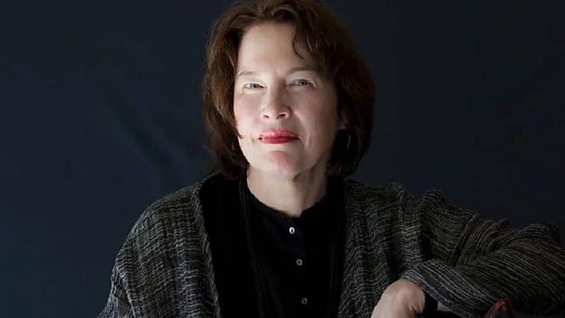 مشهورة تعتذر لمغتصب بريء بعد سجنه 16 عاما