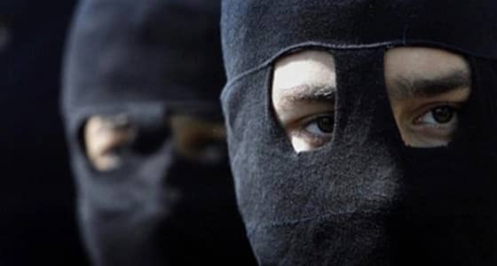 ملثمون يضربون قائد مدرسة بعصي حديدية وخشبية