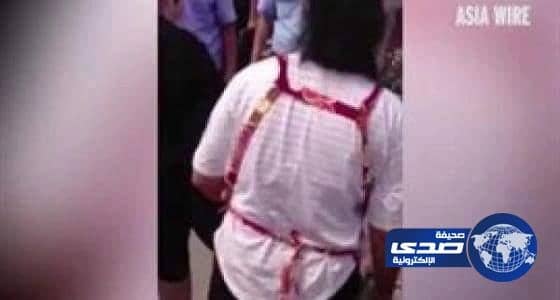 بالفيديو.. سيدة تهاجم عشيقة زوجها وتلقنها درسًا أمام ضباط الشرطة