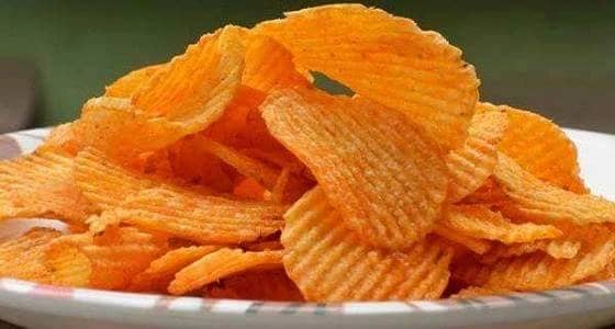 عشرينية تطعن صديقها والسبب " الشيبس"