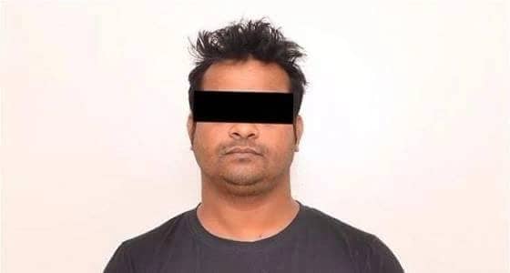 بنغالي يتتبع  النساء ليصورهن في مركز تسوق