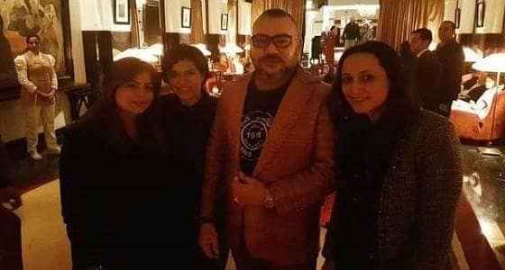 بالصور.. ثلاث فتيات يلتقطن صورًا مع العاهل المغربي في مقتبل العام الجديد