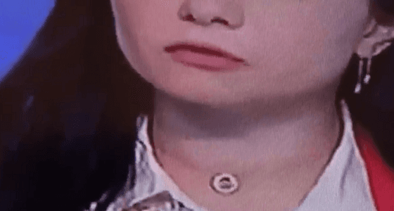 بالفيديو. .قلادة مذيعة تتحرك بطريقة تثير دهشة متابعيها