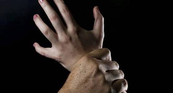 مقيم عربي يعتدي على عاملة فلبينية أثناء تنظيفها منزله بعجمان