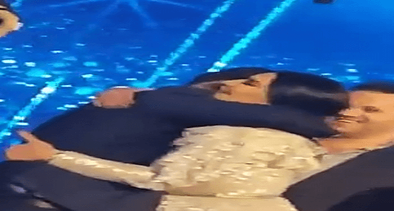 بالفيديو ..احلام تتوجه نحو  متسابق Arab Idol وتحتضنه بعفوية