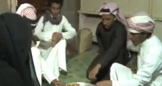 بالفيديو... مسنة وأبنائها لايملكون هوية وطنية منذ 25عاما يعيشون في الصحراء على الاحتطاب