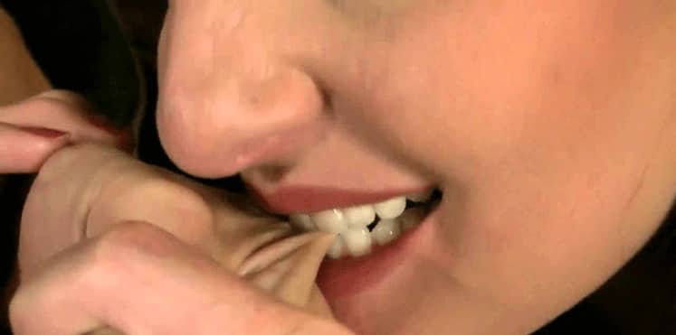 طبيبة اسنان أمريكية تعض زوجها حتي بكي اثناء الجماع.. والشرطة تعتقلها